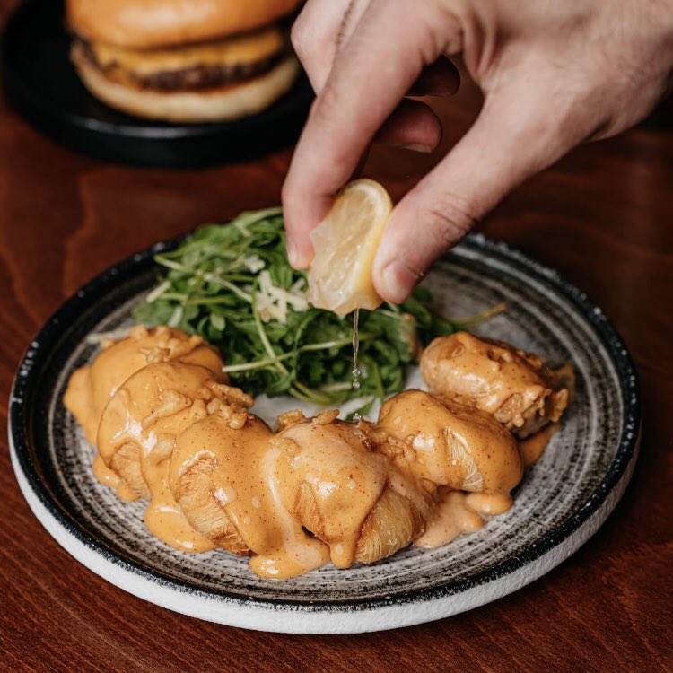 2EAT_SA's tweet image. لا تنسى عصرة الليمون وعيش اللحظة 🤤👌🏻
#تو_إيت
#2eat