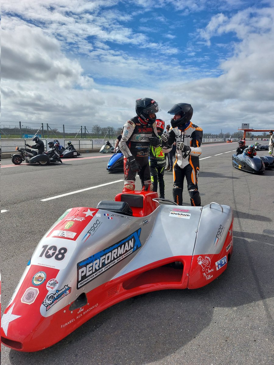 SuperPamplex's tweet photo. En parlant de Tourist Trophy, mon pilote sur les photos y a participé 18 fois. Inimaginable de penser à faire le singe sur un truc pareil à fond entre les trottoirs ! Immense respect. https://t.co/N0CtdvsTU1
