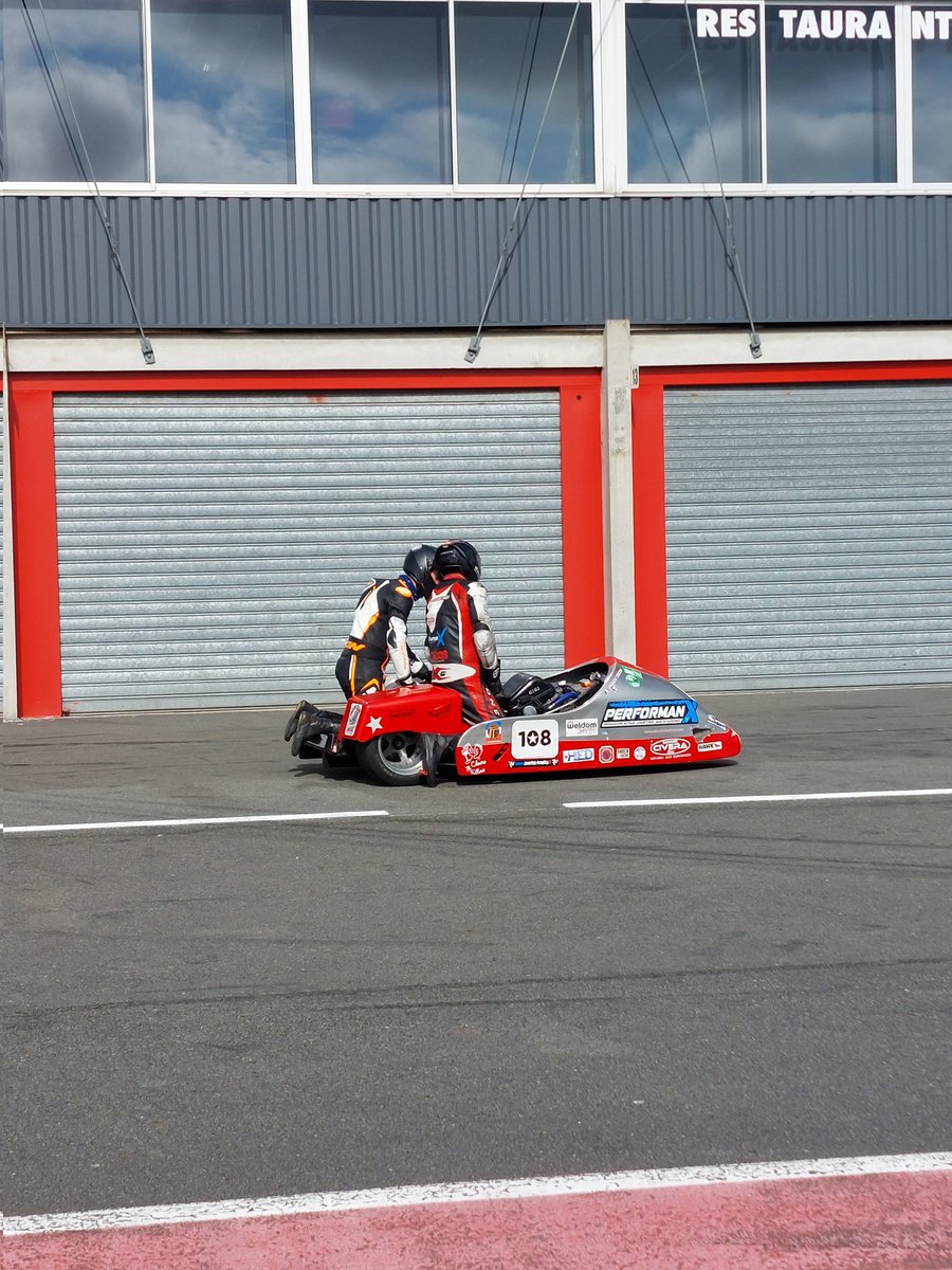 SuperPamplex's tweet photo. En parlant de Tourist Trophy, mon pilote sur les photos y a participé 18 fois. Inimaginable de penser à faire le singe sur un truc pareil à fond entre les trottoirs ! Immense respect. https://t.co/N0CtdvsTU1
