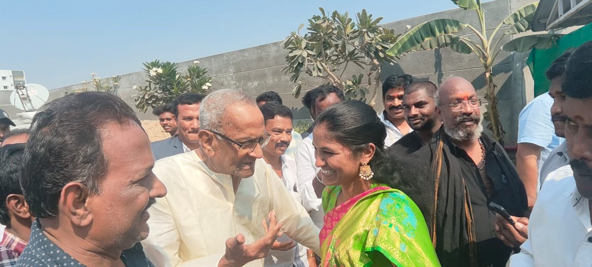 RayapatiAruna's tweet photo. నేను కాపుని కాదు.ఐన నువ్వు వస్తున్నావ్ అని తెలిస్తే నీకు స్టేజ్ పైన కుర్చీ ఏర్పాటు లిస్ట్ లో పేరు రాయించేవాడిని అమ్మా.పార్టీ భారం చాలా మోస్తున్నావ్ అని ఈరోజు జరిగిన కాపు సమావేశం లో మీరు చెప్పిన మాటలు నా మనసు తాకి నా చేతులు మీ పాదాలు తాకాయి సార్.మీ బిడ్డగా భావించిన గొప్ప మనసుకి 🙏 https://t.co/pbhp7IK52e
