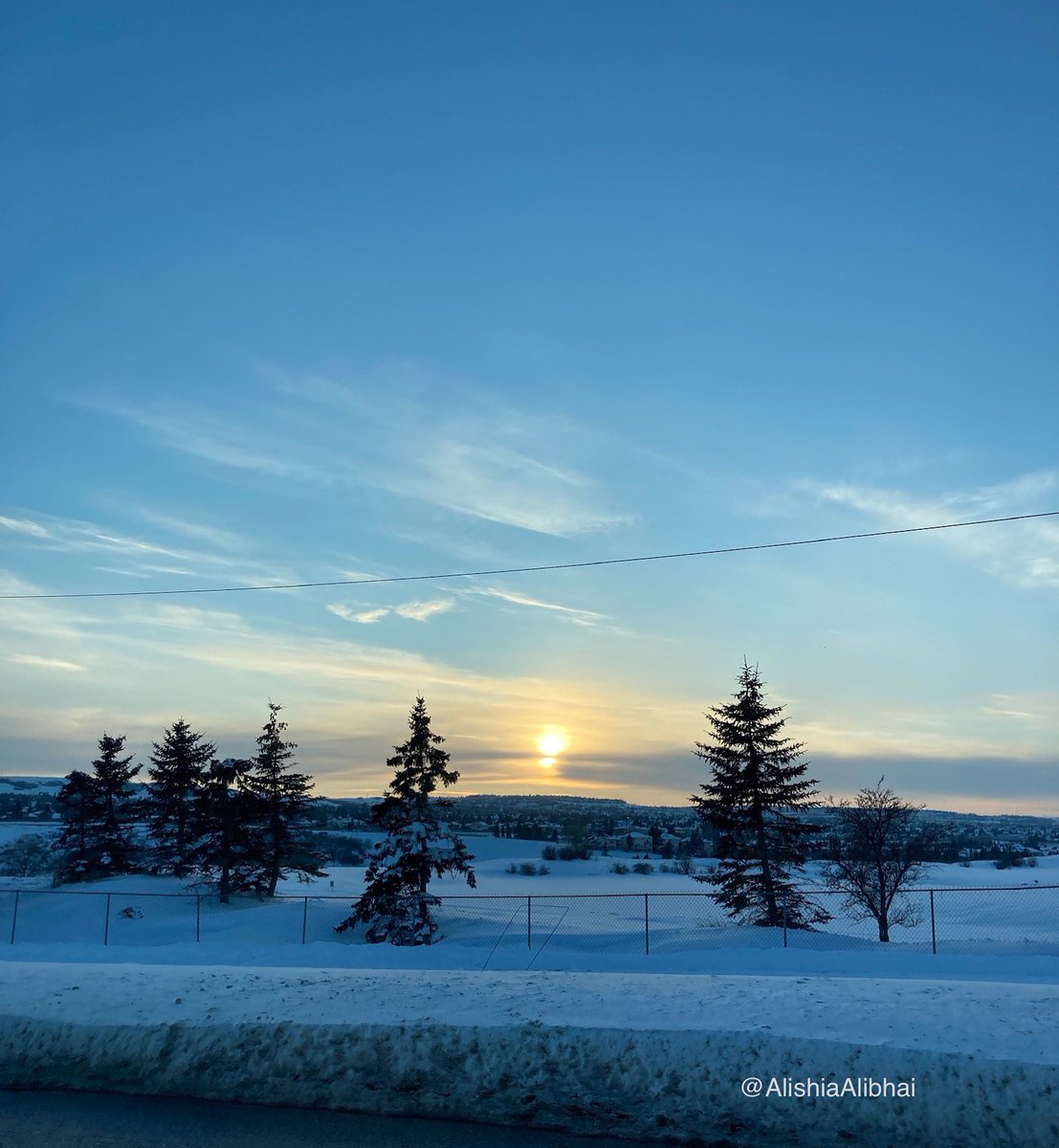 Such a beautiful winter sunset last night. 😍✨

#SunsetLovers #sunsetphotography #sunsets #yyc #calgary #mothernaturesbeauty #MotherNature