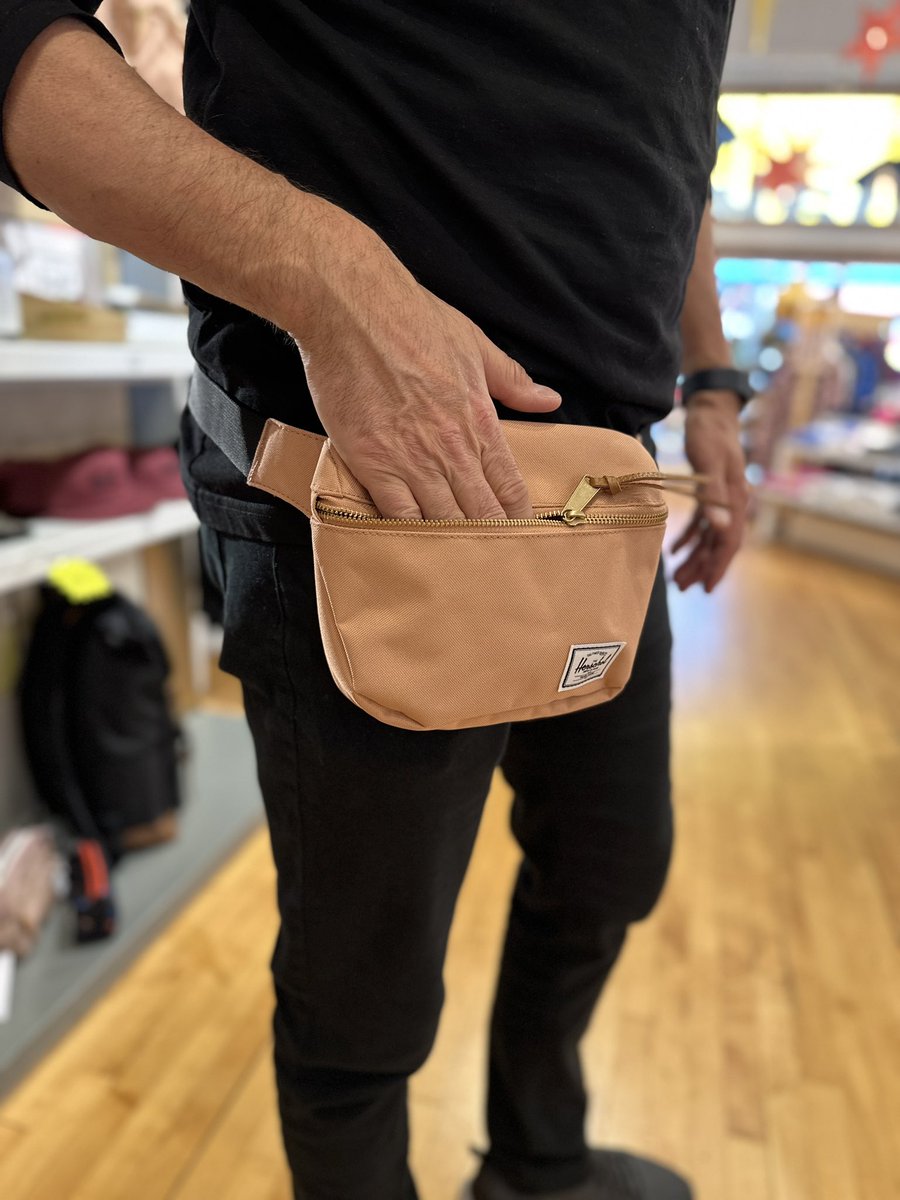 MakeVancouver's tweet photo. Didja know yesterday was #internationalfannypackday? 😃 Yeah it was! 💛

Hit up MAKE for some sweet @herschelsupply FPs why dontcha? 

#getitatmake
#fannypackswag 
#fannypack 
#fashionblogger 
#granvilleisland https://t.co/QmRfqflA22