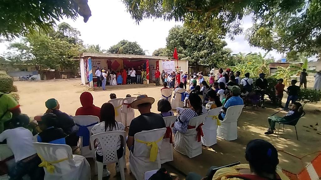 #Zulia|| Desde la Pqa. Idelfonso Vásquez en el mpio. Maracaibo nos acompañan líderes y lideresas de los CLAP de este sector popular indígena, para celebrar #7AñosClap junto a las Cocineras de la Patria en la Casa de Alimentación Guajirita 2.
#ChávezComunicador 
#PuebloVictorioso