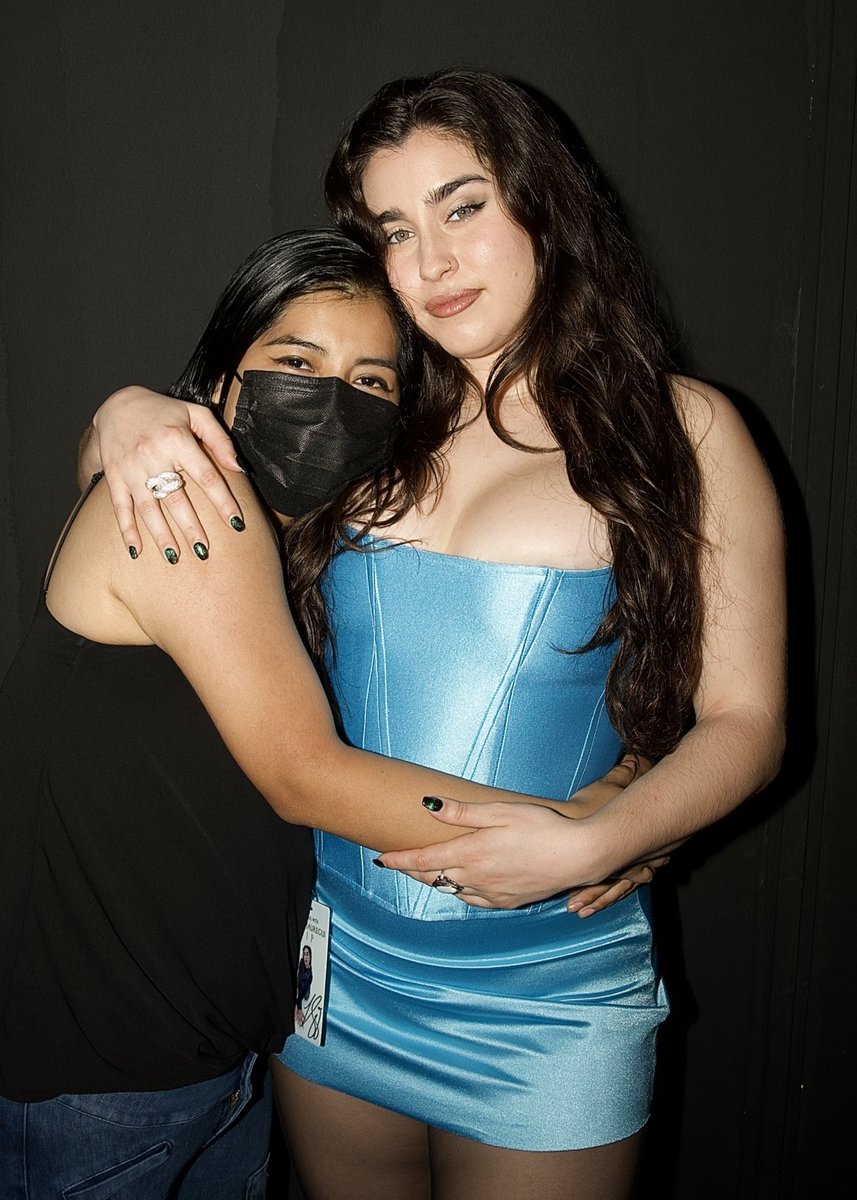YossyAQ's tweet photo. Mi 📷 con Lauren 😭
Literal todo mi m&amp;g fue así, no pude dejar de abrazarla, ya la había conocido en Chile pero esta vez estuve hiper mega nerviosa, mas que la primera vez, ella un amor ❤️
P.D: subo audio cortado porque vergüenza 😅 y mis fotos en 🇨🇱 del 2017, creo q sigo soñando https://t.co/4jBSrxeWxO
