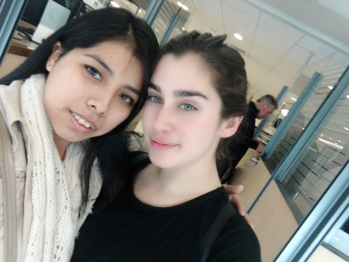YossyAQ's tweet photo. Mi 📷 con Lauren 😭
Literal todo mi m&amp;g fue así, no pude dejar de abrazarla, ya la había conocido en Chile pero esta vez estuve hiper mega nerviosa, mas que la primera vez, ella un amor ❤️
P.D: subo audio cortado porque vergüenza 😅 y mis fotos en 🇨🇱 del 2017, creo q sigo soñando https://t.co/4jBSrxeWxO
