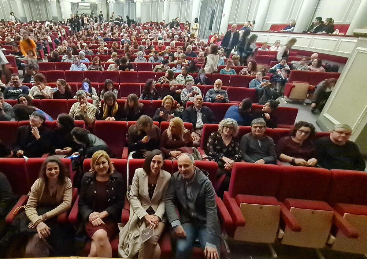 depo_es's tweet photo. As deputadas provinciais @AnaLauraIG e Ana Mejías asisten á gala conmemorativa do 25 aniversario de “O Fiadeiro" xunto  @regades e a concelleira de #Vigo Yolanda Aguiar no Teatro @Afundacion_org https://t.co/VkAawjdmDQ