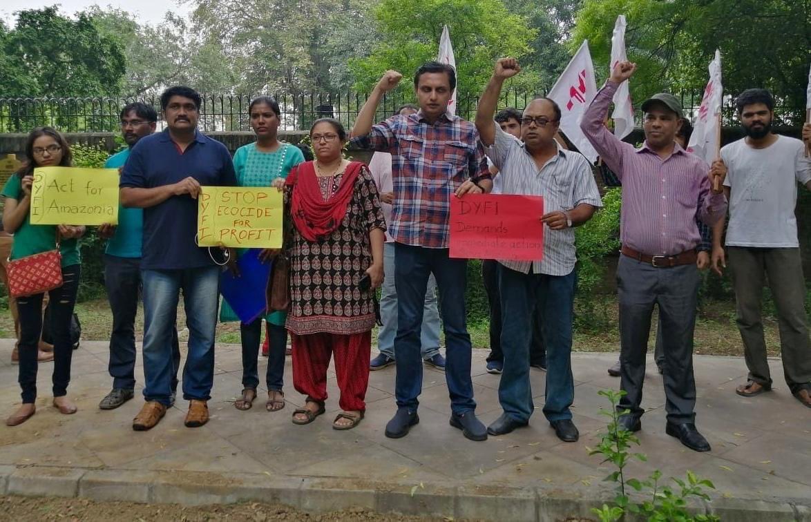 Alia_10_'s tweet photo. Amazon Fire: DYFI ‘protests’ against Brazilian government in front of closed embassy. Haha @riyasdyfi why u so silent now ? r u afraid?  Kindly check any newspaper or Google to know the dangerous hazards of poisionous gas emitting from #bhramapuram #Kochicantbreath #keralamodel https://t.co/7wRmGBDIwA