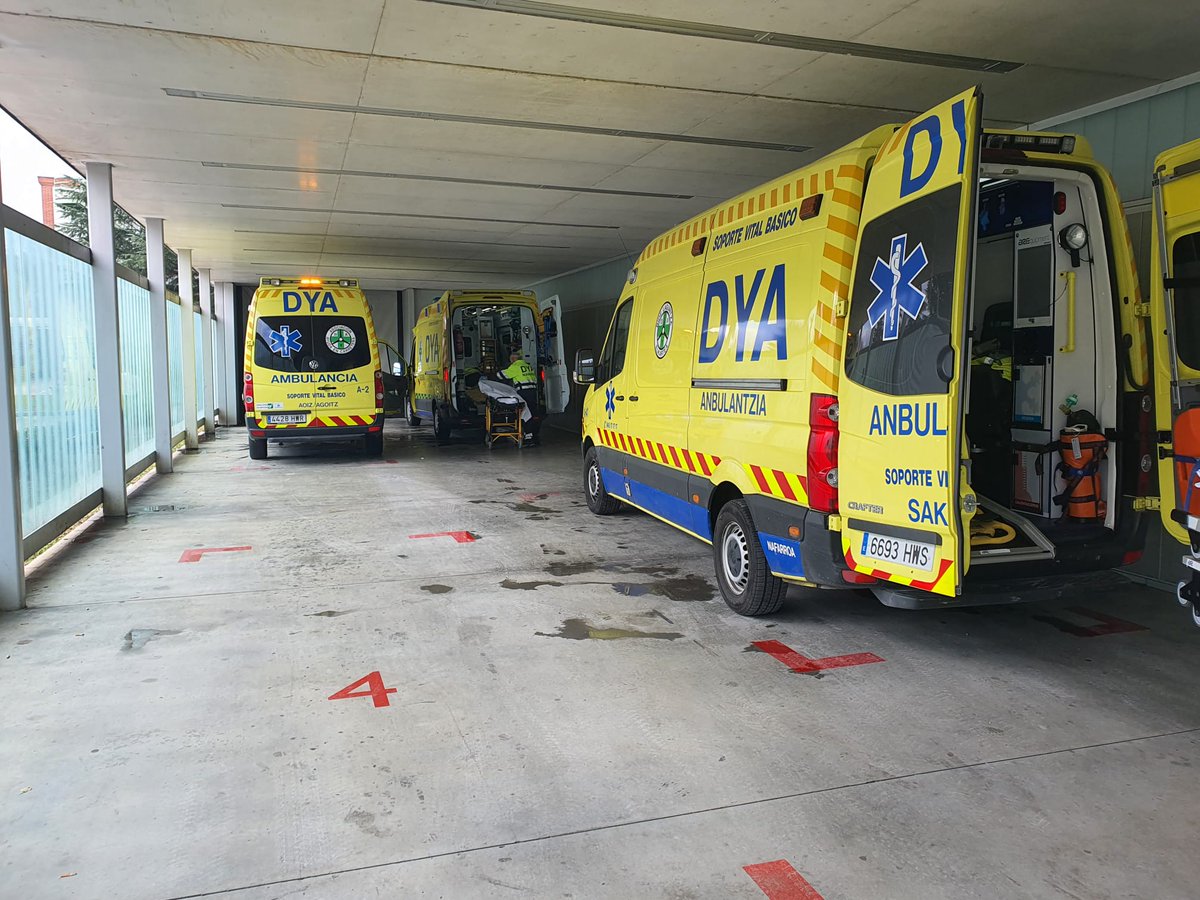 DYANavarra's tweet photo. 🚑 Hoy han coincidido a su llegada a urgencias del #HUN tres de nuestras ambulancias:
Dos de ellas, de la base de #Alsasua, prestaban servicio en una carrera ciclista y la tercera se encontraba de apoyo a la red de @112_na desde la central de #Pamplona. https://t.co/iPnQQ4IbvK