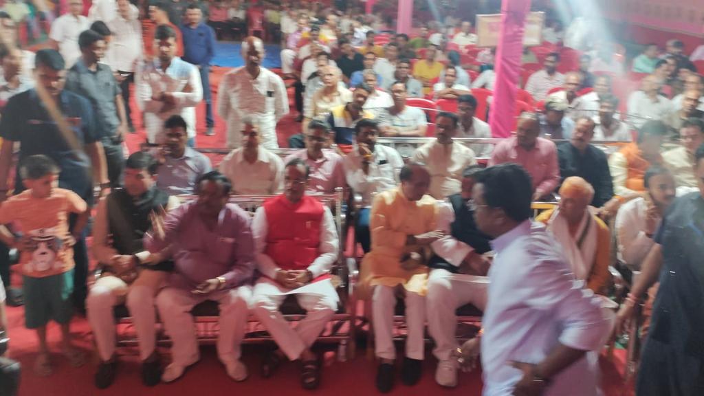 LG_ANI_DrDinesh's tweet photo. विक्रोली, मुंबई पश्चिम में उत्तर भारतीय हिंदी भाषा-भाषी  संस्थाओं/सामाजिक संस्थाओं द्वारा आयोजित सम्मेलन में मुख्य अतिथि के रुप में सहभागिता की।

@narendramodi @JPNadda @AmitShah @blsanthosh @myogiadityanath @idharampalsingh @BJP4India @BJP4UP https://t.co/iwPh4c3fup