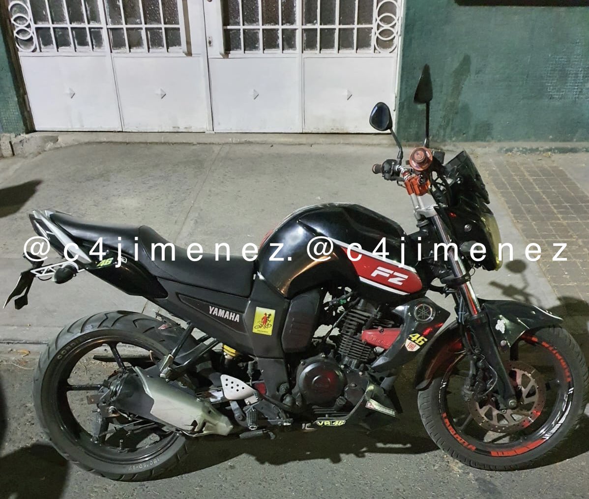 c4jimenez's tweet photo. OOOTRO PAYASO LADRÓN en @TuAlcaldiaGAM 
Ayer fue El Joker…
éste es el Payaso Triste.
Se llama Juan del Ángel 
Así andaba maquillado por calles de la Col. Gpe Insurgentes.
Y así se robó esta moto.
Agentes de @SSC_CDMX lo persiguieron y detuvieron.
Así acabó en la @FiscaliaCDMX https://t.co/4UevrIEMqg