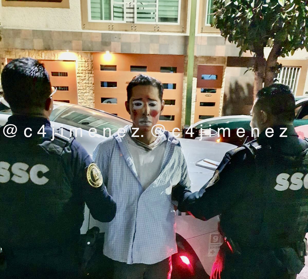 c4jimenez's tweet photo. OOOTRO PAYASO LADRÓN en @TuAlcaldiaGAM 
Ayer fue El Joker…
éste es el Payaso Triste.
Se llama Juan del Ángel 
Así andaba maquillado por calles de la Col. Gpe Insurgentes.
Y así se robó esta moto.
Agentes de @SSC_CDMX lo persiguieron y detuvieron.
Así acabó en la @FiscaliaCDMX https://t.co/4UevrIEMqg