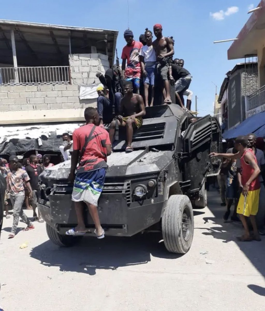 Rosemond_Jb's tweet photo. Jodi an fè 2 lane Depi b@ndi te Masakre anviwon 6 polisye andan #Vilajdedye, Leta negosye ak Chèf Gang lan, yo re achte blende a bandi yo te sezi, yo kite kò polisye yo nan Men bandi yo, Depi lè sa pa janm gen yon operasyon ki mennen pou deloje Gang lan,nèg yo vin ok alèz. #JBEA https://t.co/nzWYUGfZzK