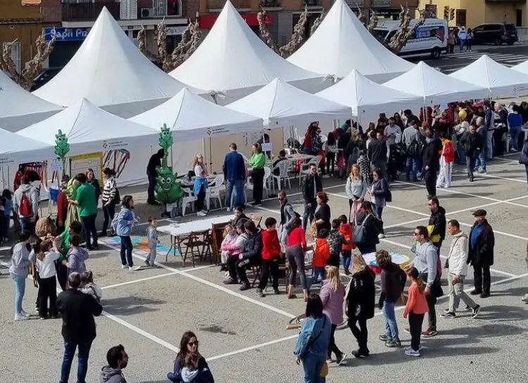 esparregueraECP's tweet photo. Cap de setmana ple d’activitats, dissabte amb la 3a edició de la festa més solidària #FESTAVAL i avui per finalitzar la celebració del #8M amb l’obra teatral “8 de març” i el partit de futbol sala entre les veteranes #Esparreguera i #Olesa a més a més de la VII Cursa Ciclista https://t.co/IyZ9M1HFg7