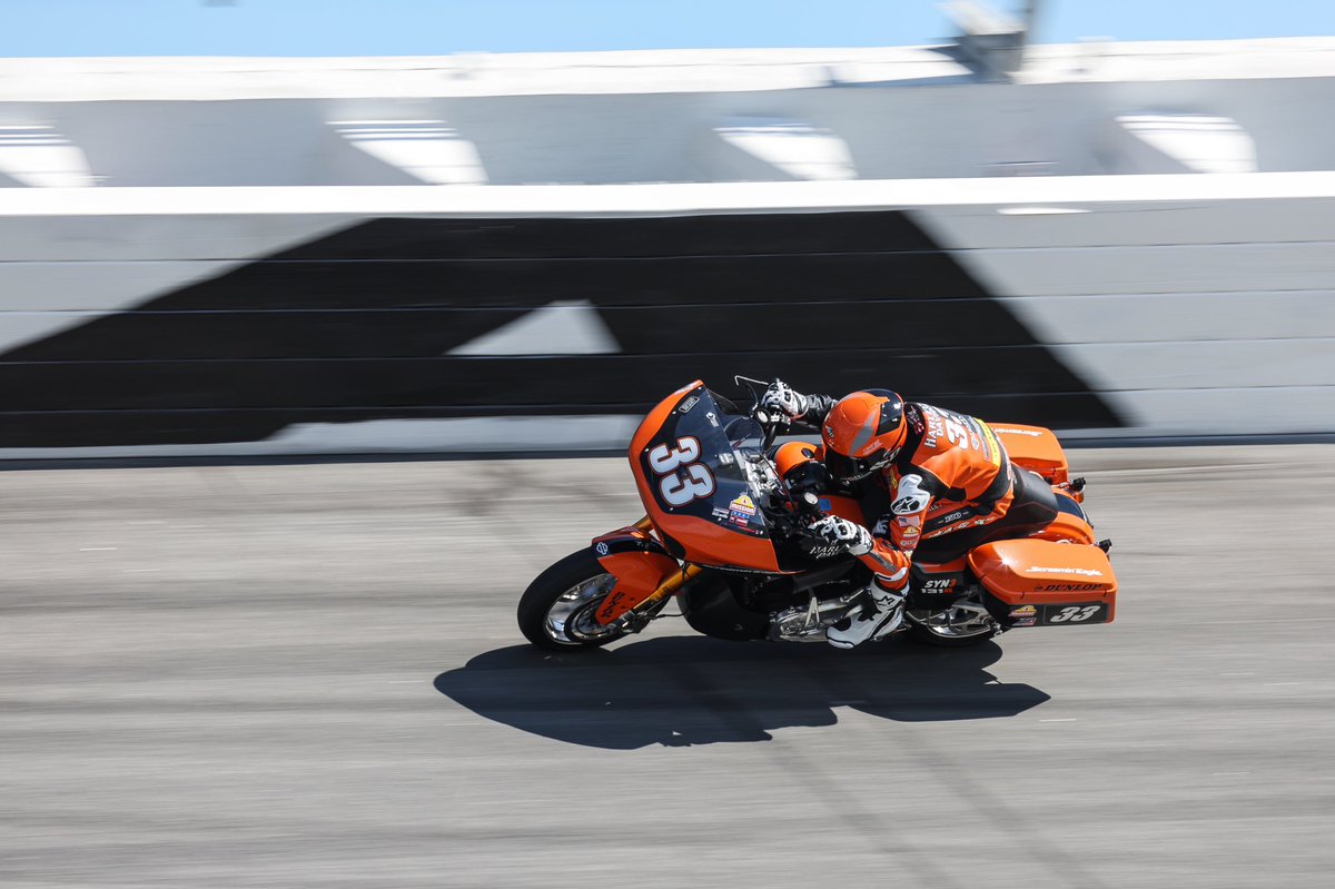 JamesGangRacing's tweet photo. The absolute insanity of doing 1:50s and 180mph+ at Daytona on @MotoAmerica Baggers has to be seen to be believed. Also, the sound is magical. #Daytona200 #KingoftheBaggers #RoadGlide https://t.co/mn2MkEDyH5
