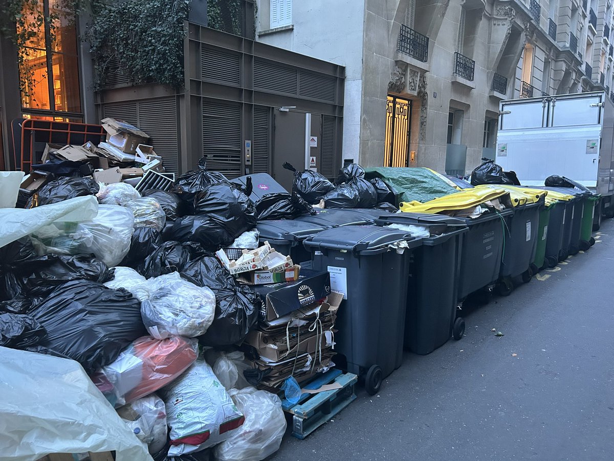benjaminhaddad's tweet photo. Les ordures qui s’entassent dans les rues de Paris. Un danger sanitaire pour les Parisiens et une image déplorable de notre ville dans le monde. La passivité de la Mairie de Paris a assez duré. https://t.co/BNSYVHJv90