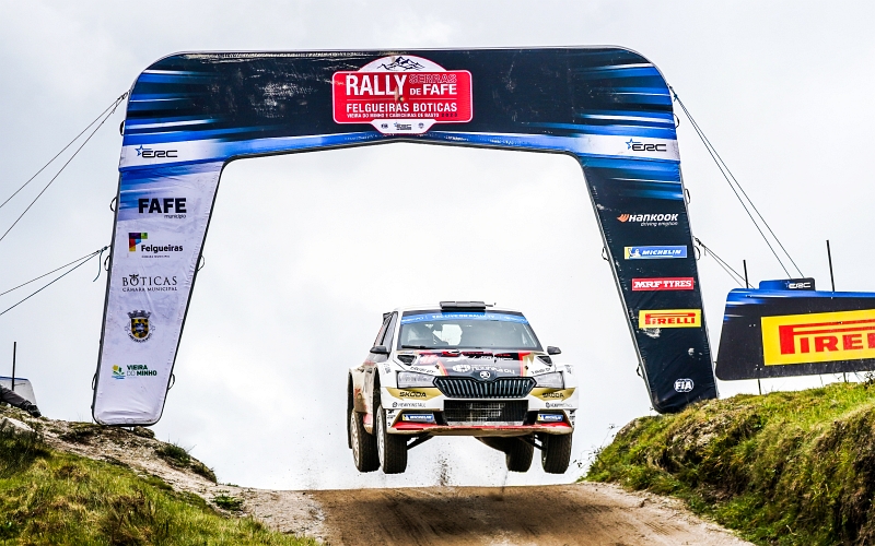 Urheiluuutiset's tweet photo. Perkeleen rengasrikko! Mikko Heikkilän upeasti sujunut EM-ralli sai ikävän lopun ➡️ https://t.co/NQ7W7gDl6L
#ERC #RallyDeFafe #Skoda #RacingFactory
@FIAERC @MikkoHeikkila92 @racingfactorypt
📸 @AtWorldMA / @redbull Content Pool https://t.co/MJ3uNeI6hl