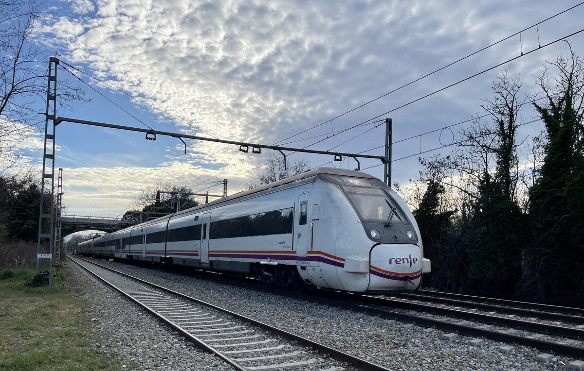 llumat's tweet image. Cuando estas cerca de una vía y escuchas un pitido a lo lejos… @renfe 449