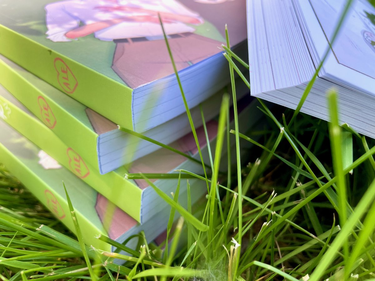 🌷 LEFTOVER SALES 🌷

Did you miss out on preorders for Volume 1 of Familiar? Now's your chance to bring your fave comic home!

Leftover sales open TOMORROW (March 13th at 1:00pm EST)! 👀