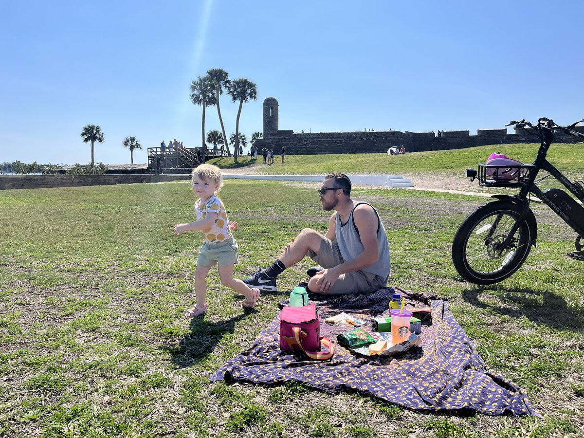 ColesEcoles90's tweet image. #staugustine #castillodesanmarcos #radpowerbikes #picnic