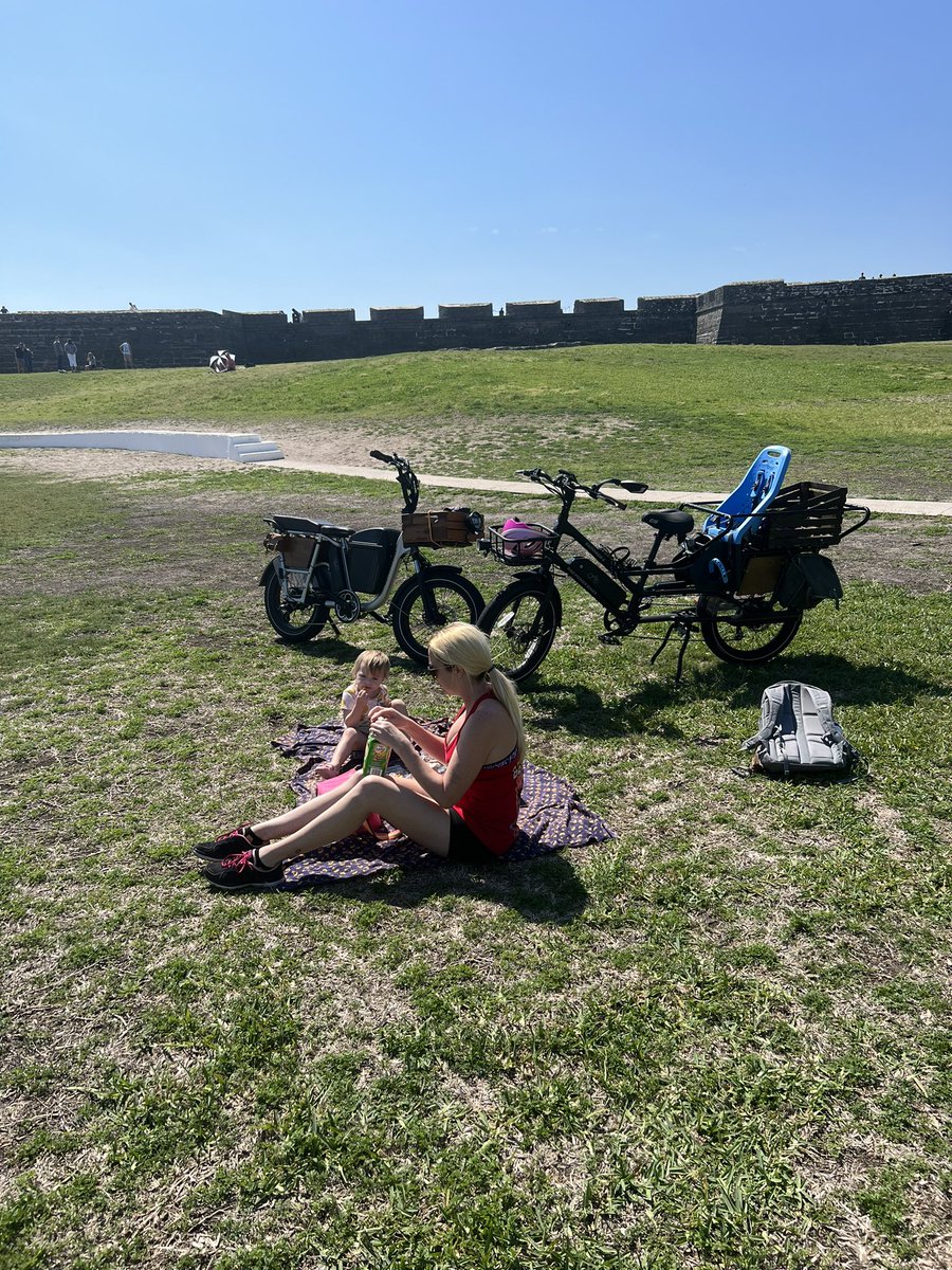 ColesEcoles90's tweet image. #staugustine #castillodesanmarcos #radpowerbikes #picnic