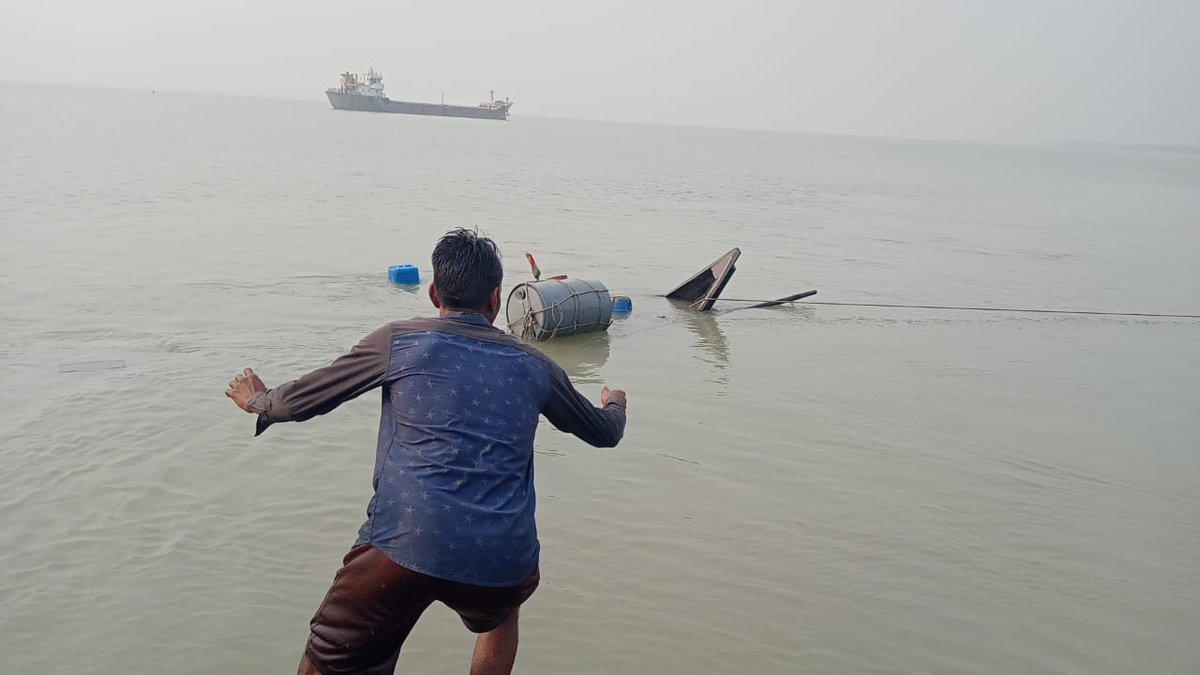 Yesterday a #BangladeshiCargoShips submerged a small fishing boat in Vidyadhari river, Jharkhali #Sundarban. Poor fishermen lost their catch, nets, cash & more. This disputed route also cuts through ecologically sensitive areas. High time to act. #environmentaljustice