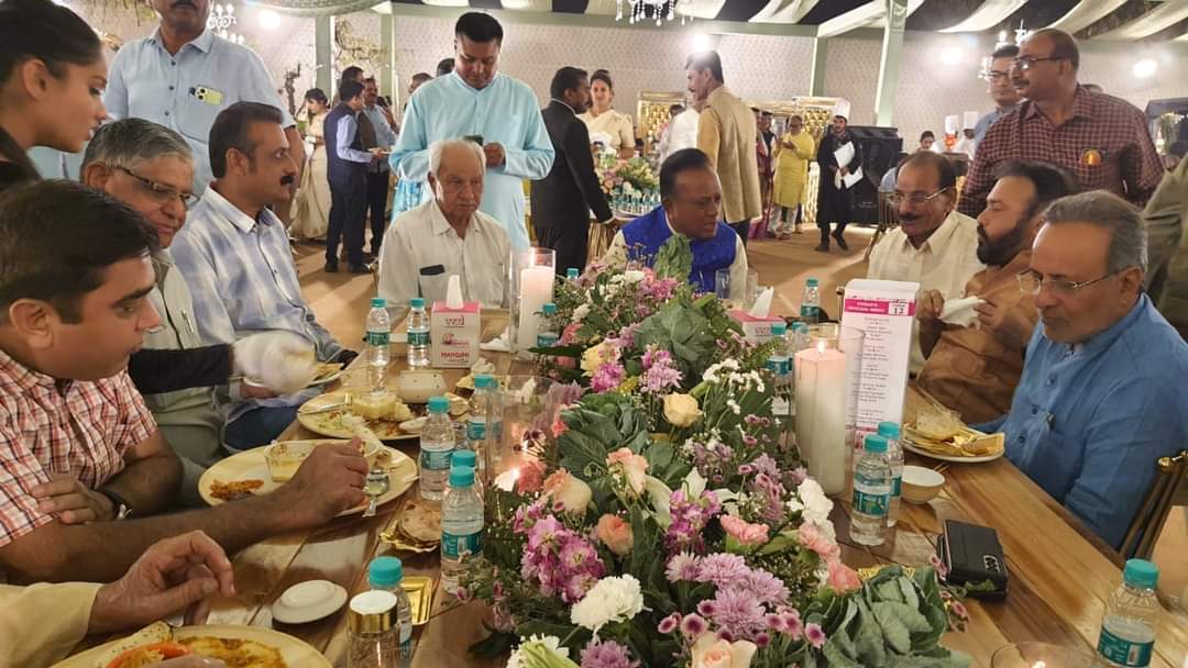 Ambarish_Der's tweet photo. ગુજરાત રાજ્ય ના પૂર્વ મુખ્યમંત્રી શ્રી @ShankersinhBapu જી નાં પૌત્ર નાં લગ્ન પ્રસંગે ગાંધીનગર સર્વે પક્ષ ના આગેવાનો સાથે હાજરી આપી અને નવદંપતિ ને શુભેચ્છાઓ પાઠવી. https://t.co/g3nIVizbX8