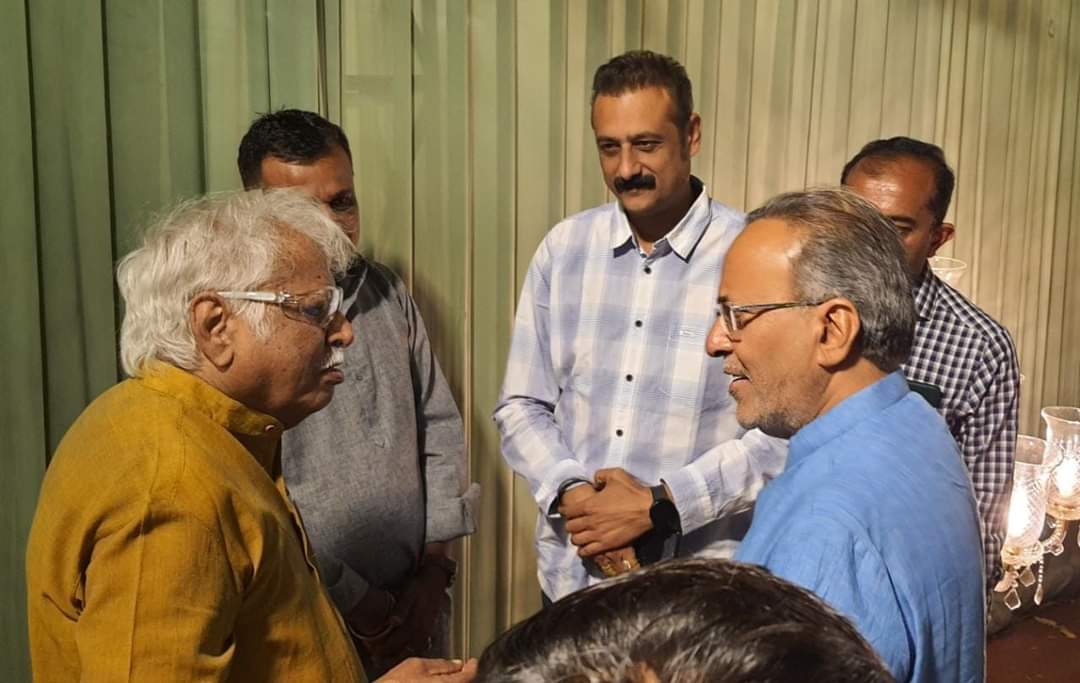Ambarish_Der's tweet photo. ગુજરાત રાજ્ય ના પૂર્વ મુખ્યમંત્રી શ્રી @ShankersinhBapu જી નાં પૌત્ર નાં લગ્ન પ્રસંગે ગાંધીનગર સર્વે પક્ષ ના આગેવાનો સાથે હાજરી આપી અને નવદંપતિ ને શુભેચ્છાઓ પાઠવી. https://t.co/g3nIVizbX8