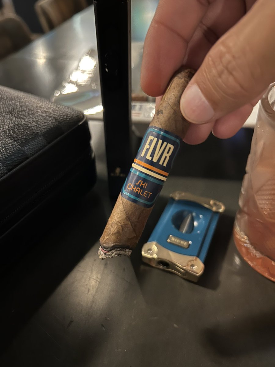 D_To_Tha_J's tweet photo. A little flavor to start the day with the Flvr Ski Chalet. Stay True And Smoke Classy My Friends. @FlvrCigars @xifeicigartools #FlvrCigars #FlvrSkiChalet #XifeiCigarTools #CigarLifestyle #CigarNation #CigarSociety #CigarOfTheDay #SmokeClassy #BOTL #SOTL #CigarObsession #Cigars https://t.co/FsoHR5sI8H