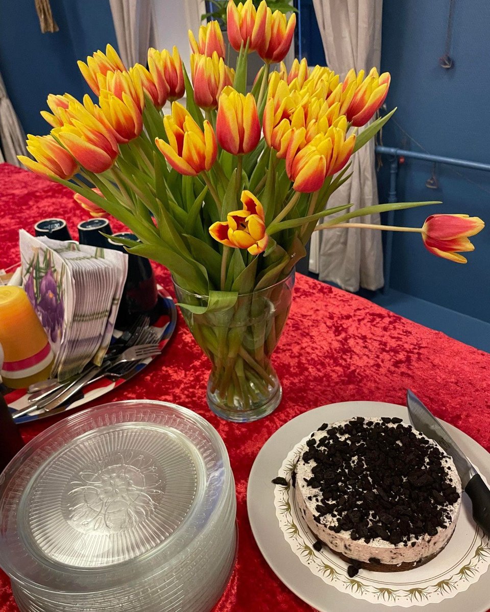 krisecenter's tweet photo. I onsdags fejrede vi Kvindernes Internationale Kampdag. Det blev fejret med lækker kage og blomster. Snakken faldt desuden på hvordan denne dag bliver fejret i forskellige lande og kulture. #Kampenforetlivudenvold #Vækfravolden https://t.co/kve9bOqWjB