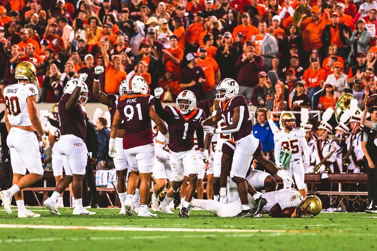 HokiesFB's tweet photo. It’s special in Lane 📸

#ThisIsHome https://t.co/6Iv4fvg7gs