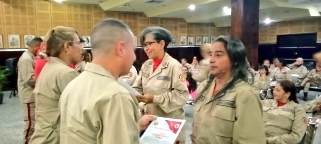 abogado34's tweet photo. 🇻🇪📢 #ChavezComunicador
¡Mujer Miliciana Hecha Patria!
#EnFotos 📸📷
Reconocimiento a Valerosas Milicianas @MILICIACARABOBO @paramacay455 @NaguanaguaApdi
Combatientes de primera línea en la  defensa integral de la  #Patria feminista de Bolívar y de Chávez.
#MilicianasDePaz 💜💜 https://t.co/2gOnDOUFAL