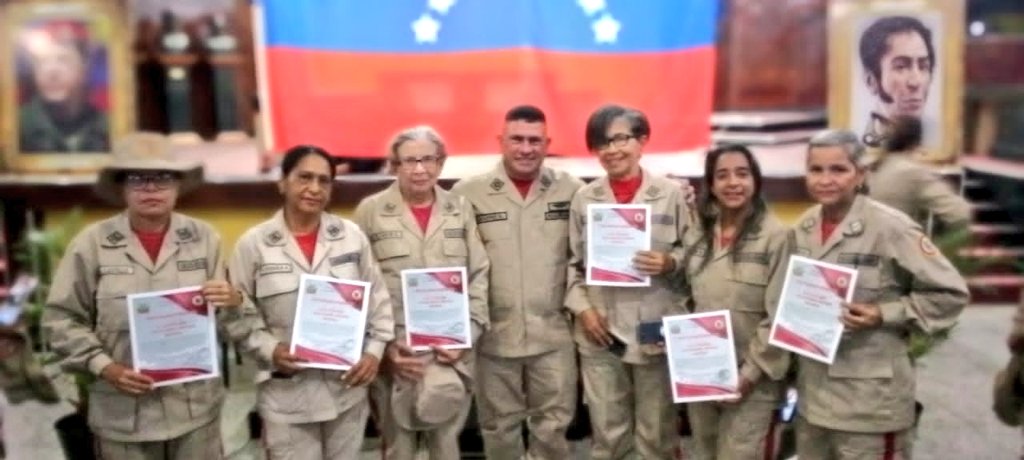 abogado34's tweet photo. 🇻🇪📢 #ChavezComunicador
¡Mujer Miliciana Hecha Patria!
#EnFotos 📸📷
Reconocimiento a Valerosas Milicianas @MILICIACARABOBO @paramacay455 @NaguanaguaApdi
Combatientes de primera línea en la  defensa integral de la  #Patria feminista de Bolívar y de Chávez.
#MilicianasDePaz 💜💜 https://t.co/2gOnDOUFAL