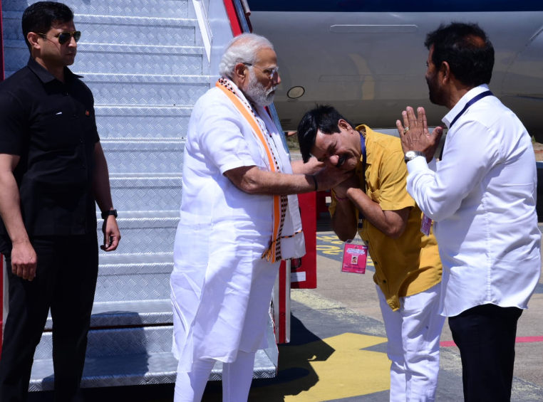 umesh_anush's tweet photo. ದೆಹಲಿ ನಾಯಕರ  ಪಾದಗಳ ಮುಂದೆ ಕನ್ನಡಿಗನ ಘನತೆ, ಮರ್ಯಾದೆ, ಗೌರವ, ಹೆಮ್ಮೆಯನ್ನು ಅಡವಿಟ್ಟು ನಿಂತಿರುವ ಮೈಸೂರಿನ  ಹೇಡಿ ಶಾಸಕ ರಾಮದಾಸ. 
ಮೋದಿ ಅವರು ಒಬ್ಬ ಪ್ರಧಾನಿ. ಅದಕ್ಕಿಂತ ಬೇರೆ ಏನಲ್ಲ. ಗೌರವ ನೀಡಿ. ಆದರೆ ಹೀಗೆ ಬೂಟು ನೆಕ್ಕೋದು ಏಕೆ ಶಾಸಕರೇ @ramadassmysuru? 

ಈ  ಹೈಕಮಾಂಡ್ ಸಂಸ್ಕೃತಿ ತಂದ ದುರುಳ ಕಾಂಗ್ರೆಸ್ ಗೆ ಸಹ ಧಿಕ್ಕಾರ. https://t.co/ekI5ZjWQ5F