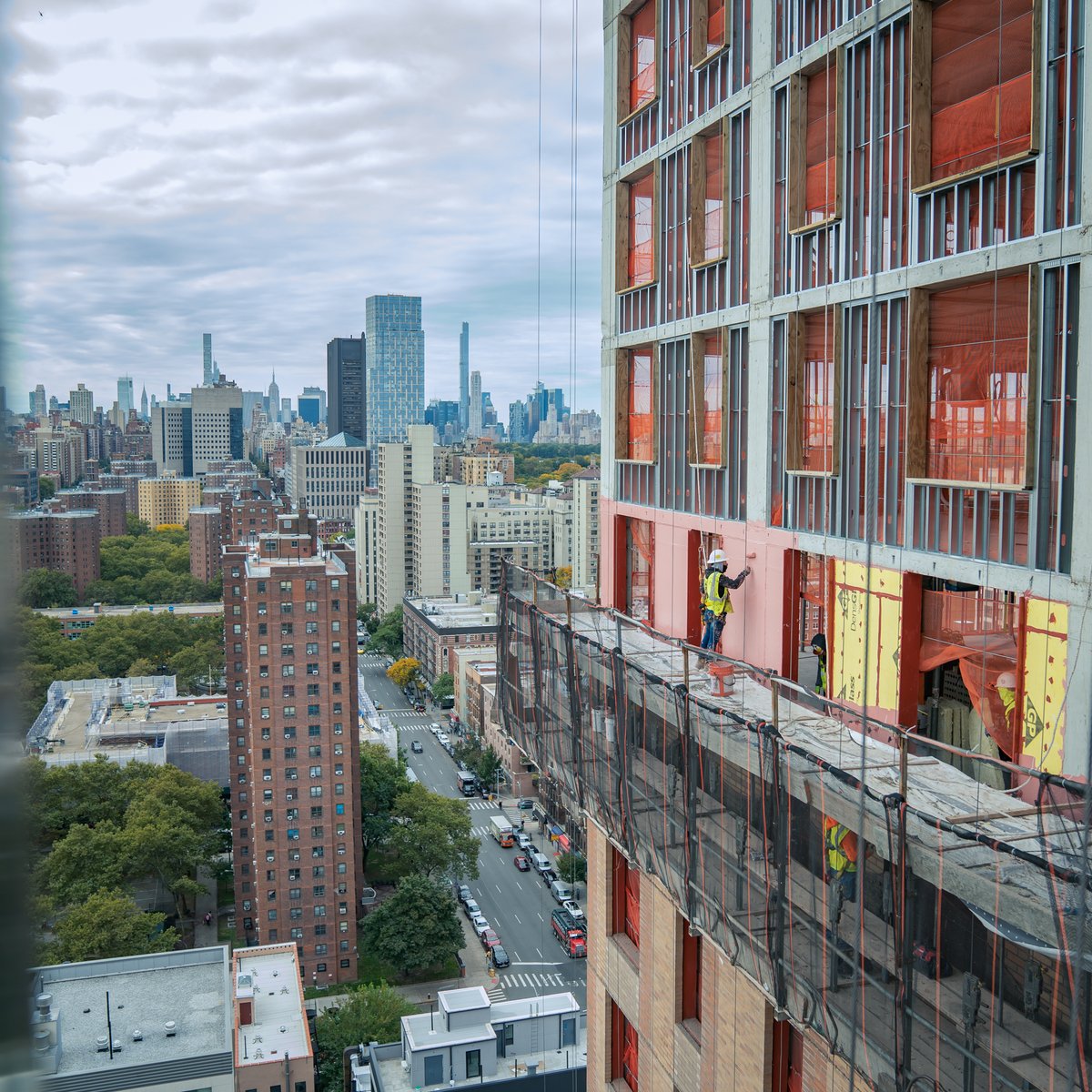 Sendero Verde's tower, Sendero A, rises 34 stories into the New York City skyline and is set to achieve Passive House certification. Follow along as we explore the impressive building envelope and energy-efficient features that make this project stand out. hubs.ly/Q01FKqS20
