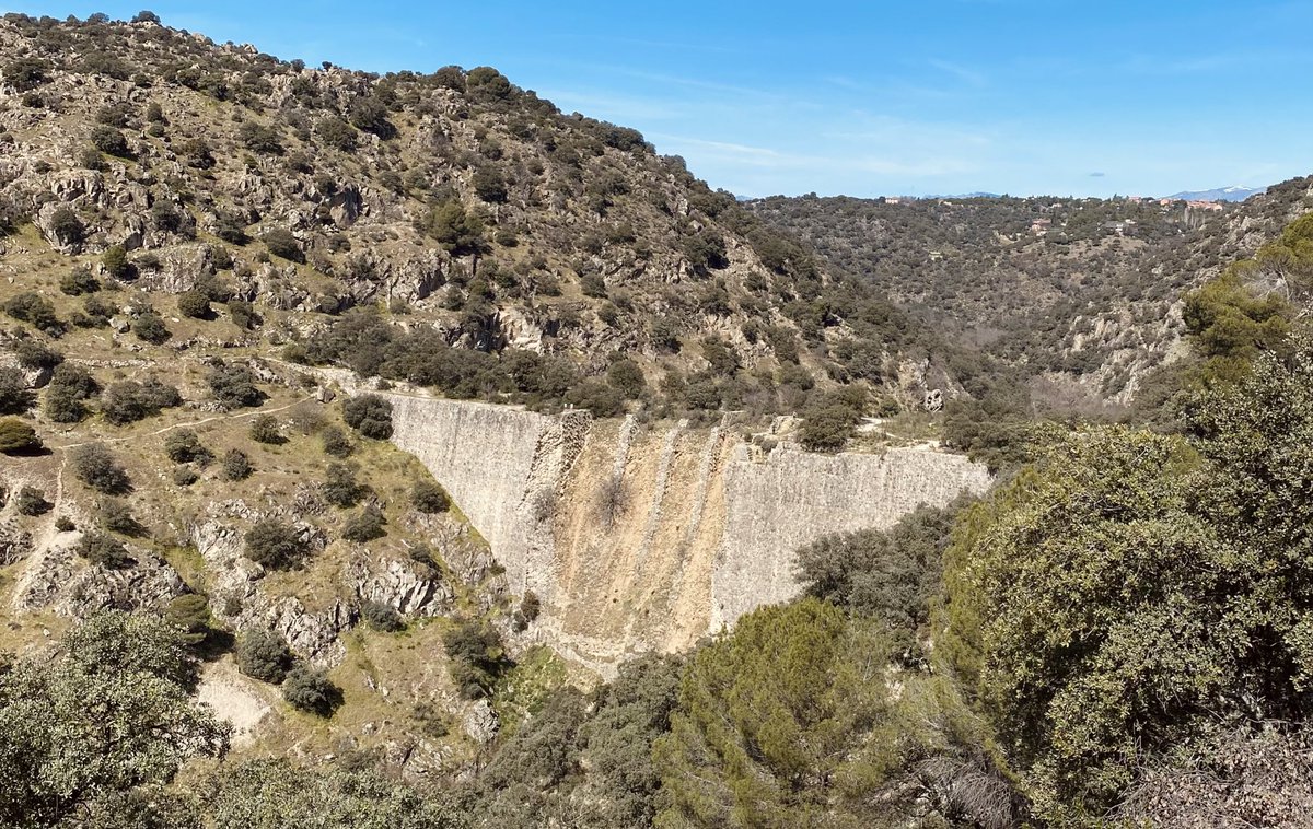 ¿Te imaginas un proyecto de ingeniería tan faraónico que hiciera navegable la península y uniera Madrid con el Océano Atlantico? 🤯 Esta es la increíble historia de la Presa del Gasco. 

 🧵👇🏻