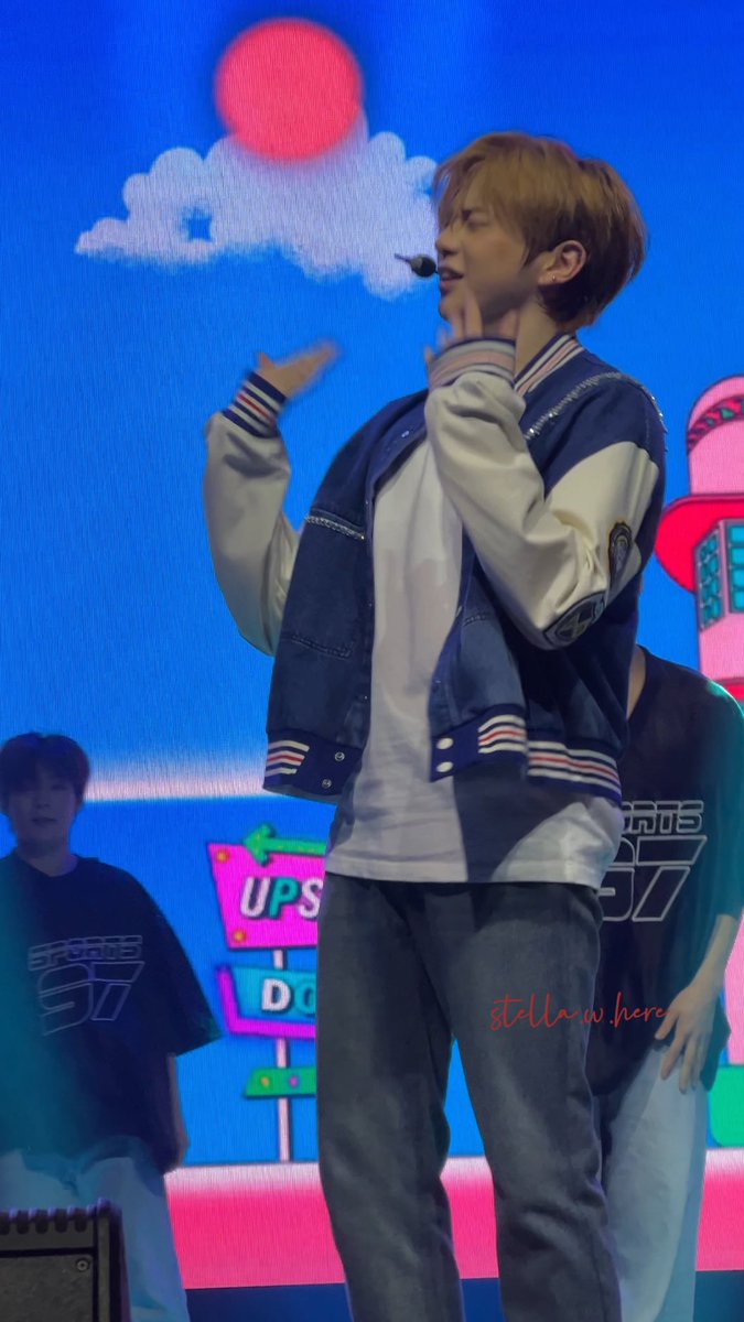 stella_w_here_'s tweet photo. ·It always makes me wanna cry when I see how happy he is performing “2U” & “Upside Down”
#KangDaniel #FirstParadeinHouston
@konnect_danielk https://t.co/ekyS9hHU0A