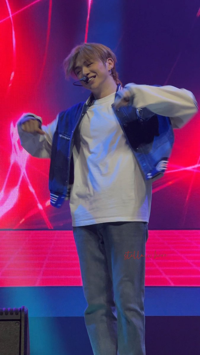 stella_w_here_'s tweet photo. ·It always makes me wanna cry when I see how happy he is performing “2U” & “Upside Down”
#KangDaniel #FirstParadeinHouston
@konnect_danielk https://t.co/ekyS9hHU0A