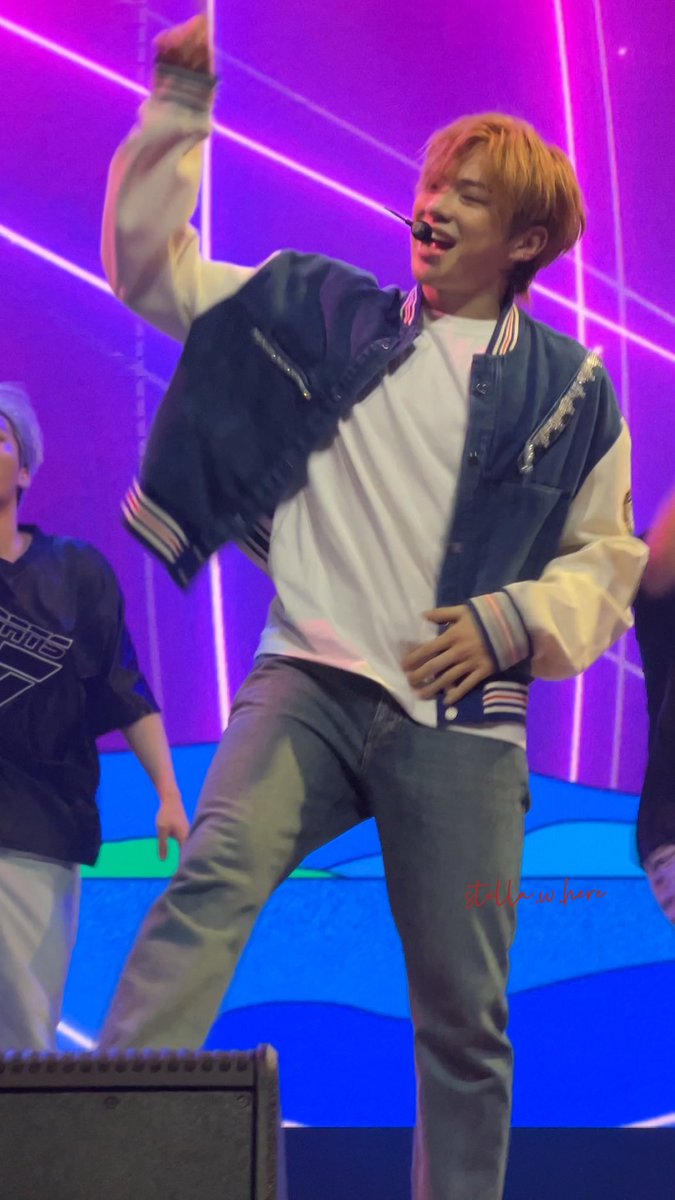 stella_w_here_'s tweet photo. ·It always makes me wanna cry when I see how happy he is performing “2U” & “Upside Down”
#KangDaniel #FirstParadeinHouston
@konnect_danielk https://t.co/ekyS9hHU0A