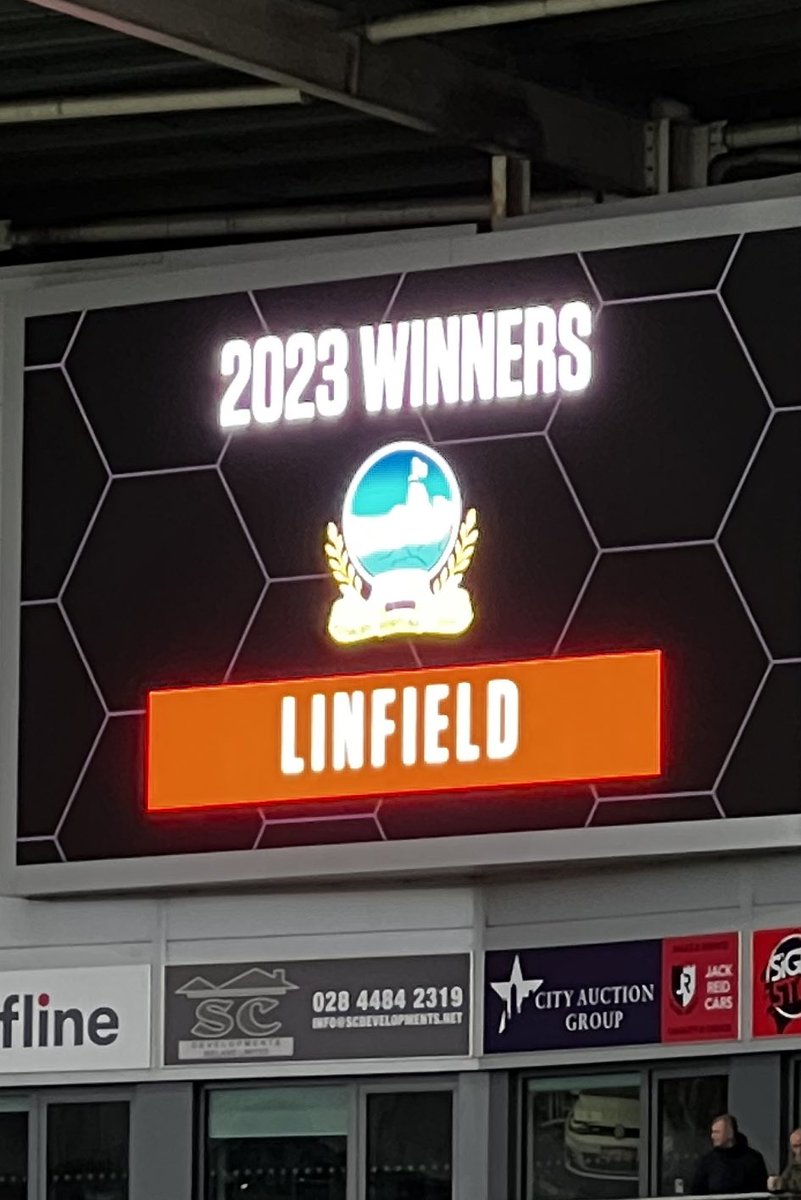 A fine Sunday afternoon’s entertainment 😉🏆 🔵⚪️ #Linfield #AreYouWatchingEastBelfast