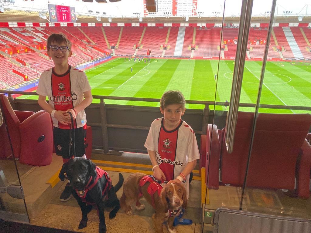 Absolute honour to have @ServiceDogsUK in attendance today in front of 2️⃣7️⃣5️⃣9️⃣ @SouthamptonFC fans - Dexter & Teddy were amazing 🤩 #UniteForAccess @lpftweets Thank you @KenzieBenali for also making them feel so welcome and at ease at half time 🙏😇