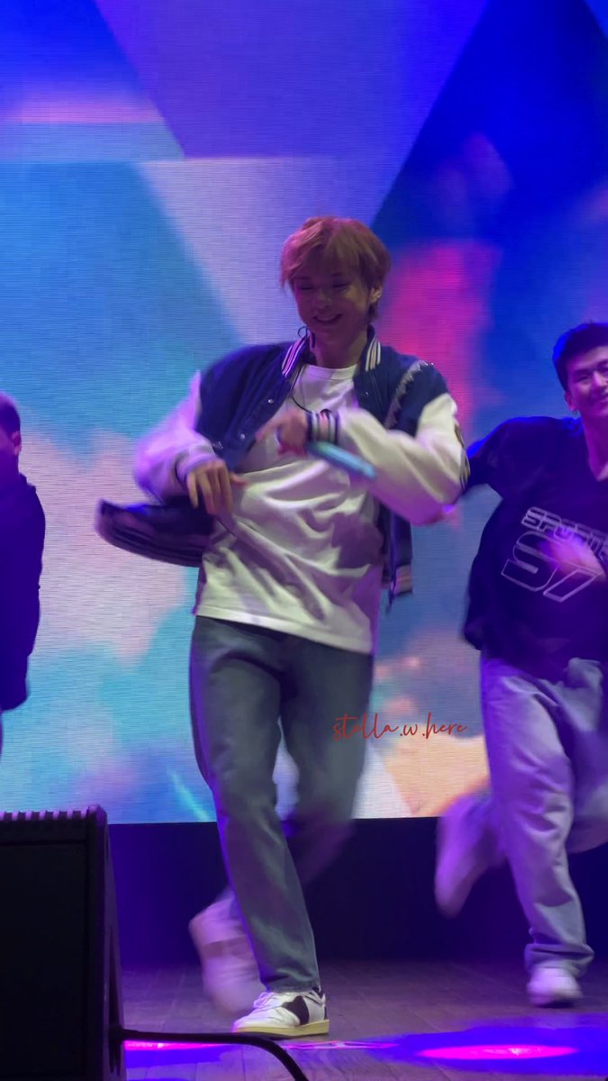 stella_w_here_'s tweet photo. ·It always makes me wanna cry when I see how happy he is performing “2U” & “Upside Down”🥹
#KangDaniel #FirstParadeinHouston
@konnect_danielk https://t.co/6brNMh8QnD
