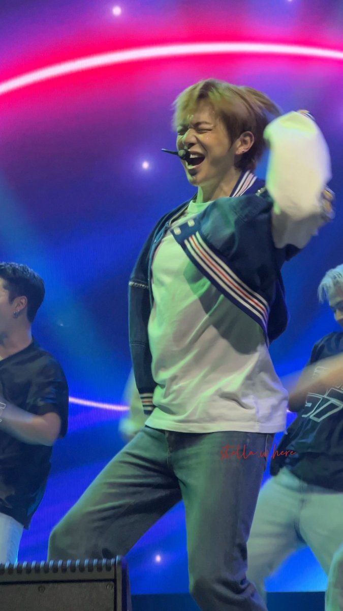 stella_w_here_'s tweet photo. ·It always makes me wanna cry when I see how happy he is performing “2U” & “Upside Down”🥹
#KangDaniel #FirstParadeinHouston
@konnect_danielk https://t.co/6brNMh8QnD