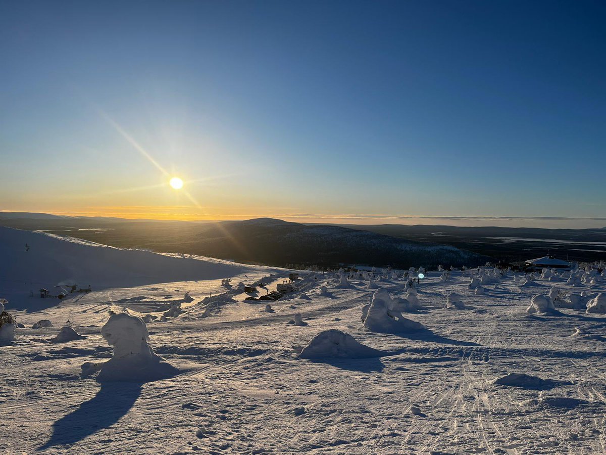 Lapissa hyvä meininki ☀️ Väkeä riittää ja se tarkoittaa hyvää paikallisille yrittäjille. Laulu raikaa jälleen Vinkkarin terassilla kolmen vuoden tauon jälkeen- ja hyvä niin 👍