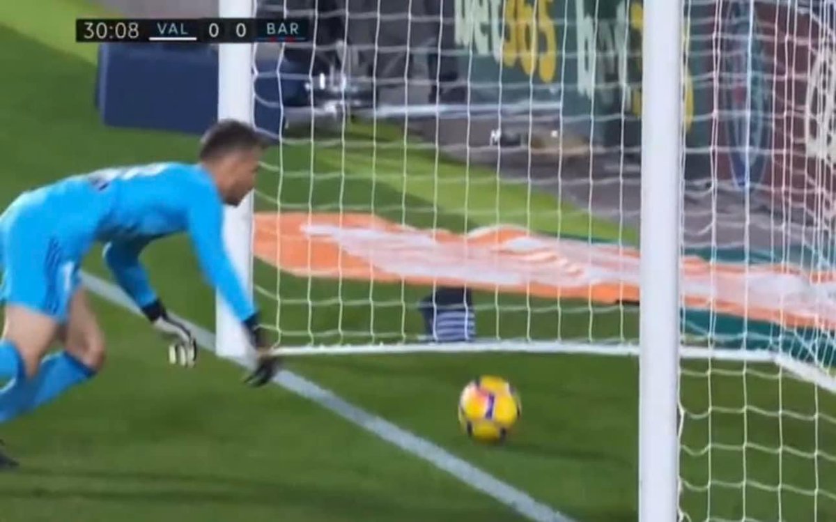 mhtsndp's tweet photo. Messi should already have 800 goals, but that night Barca must have paid La Liga refs to disallow this goal. Barca is guilty of helping Real Madrid win La Liga. We should go to jail for that. https://t.co/nR5xprHvwz