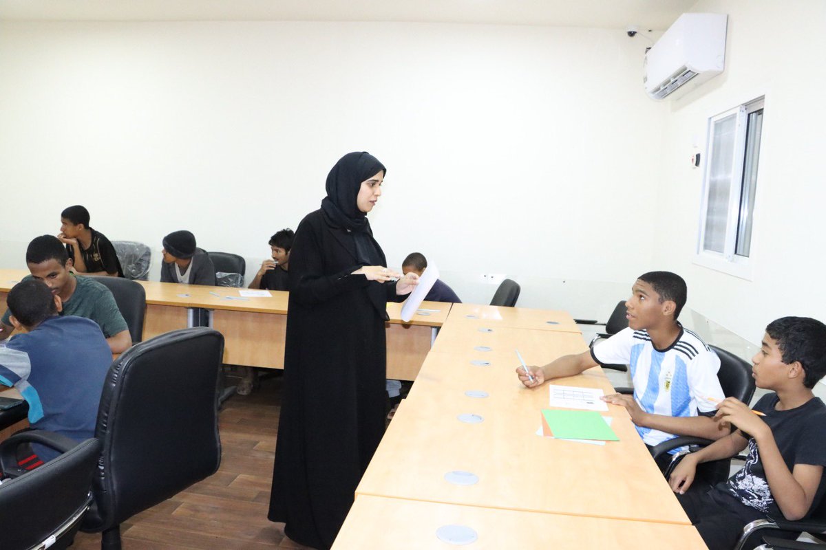 ورشة عمل بعنوان مبادئ القيادة الشخصية قدمتها الاستاذة /فاطمة المري خلال المعسكر اليوم