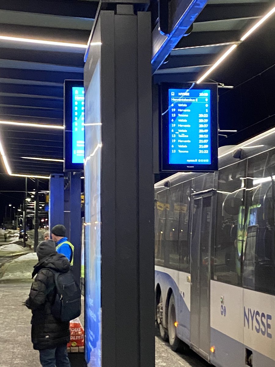 ptjami's tweet photo. Ei ihan onnistunein mainostaulun sijoittelu Hervannan pysäkillä. Jos siis tarkoitus nähdä taulusta koska seuraava ratikka tulee. #TampereenRatikka https://t.co/hVu8Y5VDMf
