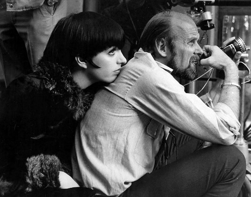 Liza Minnelli and Bob Fosse on the set of 'Cabaret.' Minnelli, who won the #BestActress Oscar for the film three years after receiving her first nomination for her work in 'The Sterile Cuckoo,' was born on this date in 1946 in Los Angeles.

#LizaMinnelli #BobFosse