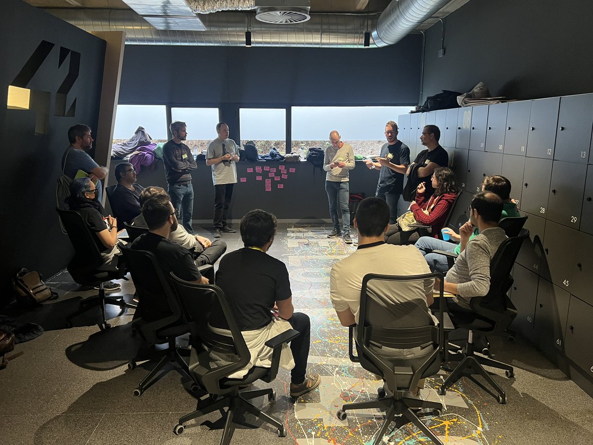 42BarcelonaFTef's tweet image. 💻 100 programadores, 4 espais, 16 tallers y ganes, moltes ganes de compartir coneixements y experiències sobre programació i tecnologia @42barcelonaftef amb el #OpenSpace @bcnswcraft 
#welovecode #developer #barcelona #tech #bcntechcity #bcn
