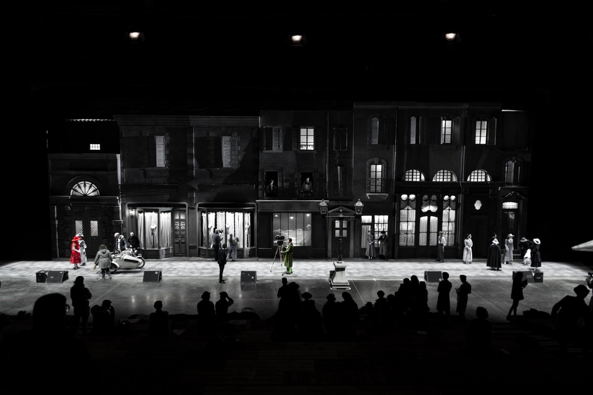 cajamaisPDF's tweet photo. Ce 8 Mars, le parc a dévoilé le nom de son nouveau spectacle en noir et blanc "Le mime et l'étoile" 
Celui-ci plongera les visiteurs dans les années 1900 à la création du cinéma et racontera l'histoire d’amour entre un mime et une étoile lors du tournage d'un film 
📸 Puy du fou https://t.co/Z62bbH1ZwR