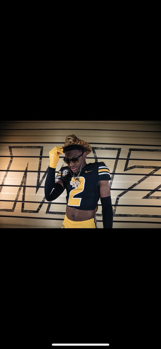 marcusneal0705's tweet photo. Great time at the zou! Thanks !⚫️🟡@CoachBlakeBaker @CJheinz34 @RaySouthFB @MizzouFootball @MaureyBland6 https://t.co/dPF0vRkLe2